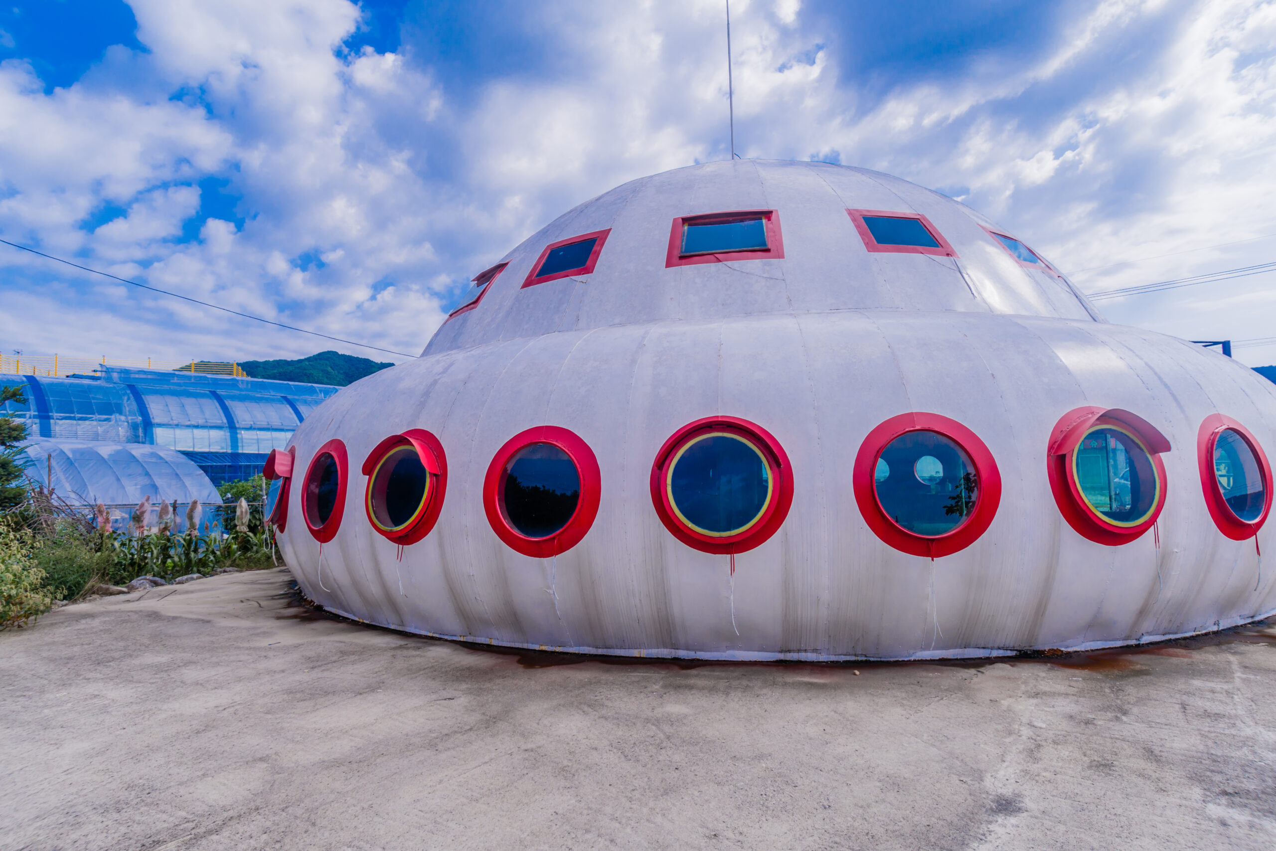 Building built to resemble flying saucer